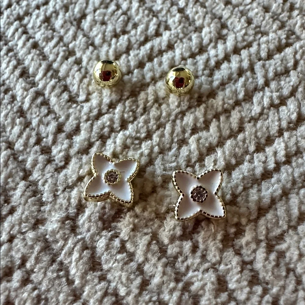 Four Clover elegant Cream Flower Post Earrings